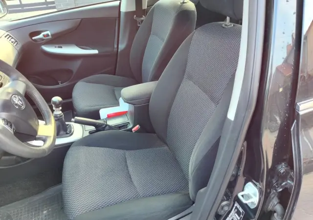 TOYOTA Corolla 1.6 Premium