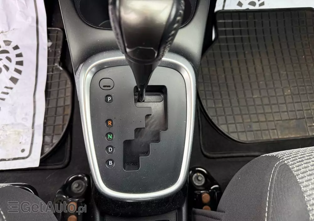 TOYOTA Yaris Hybrid 1.5 VVT-i Selection