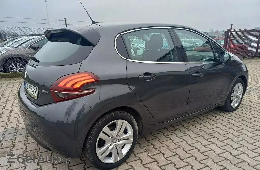 PEUGEOT 208 