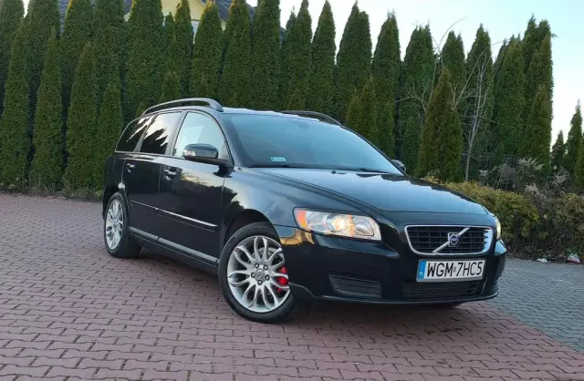 VOLVO V50 
