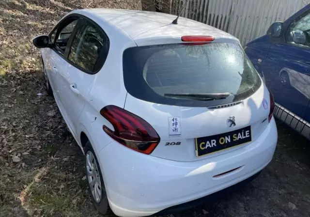 PEUGEOT 208 