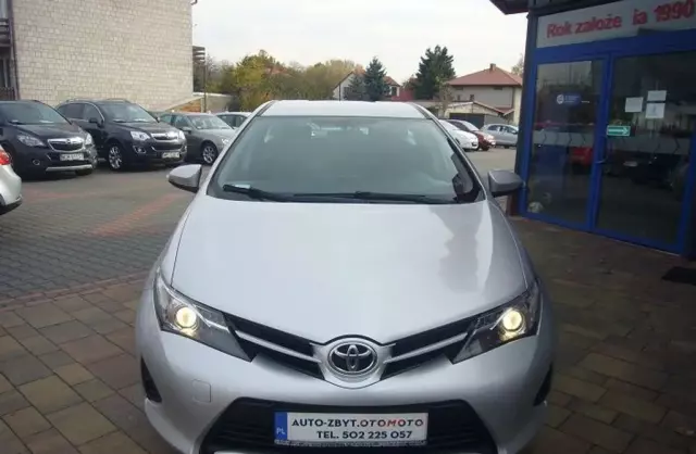 TOYOTA Auris 