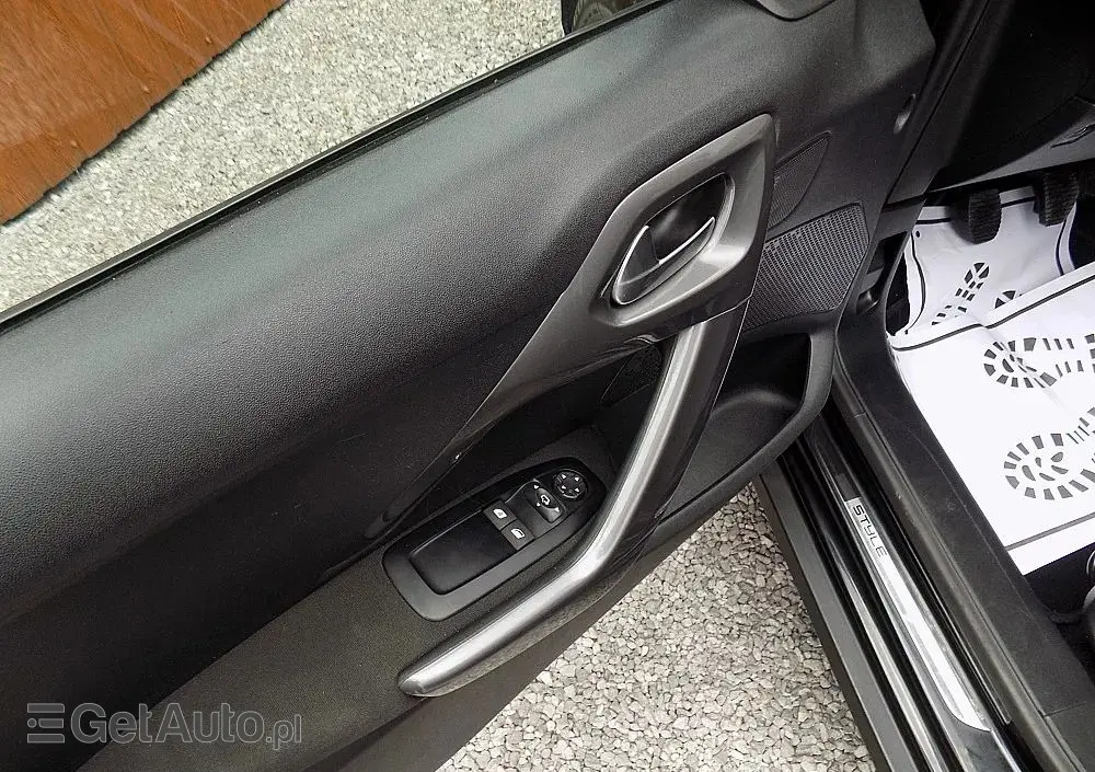 PEUGEOT 2008 PureTech 82 Style