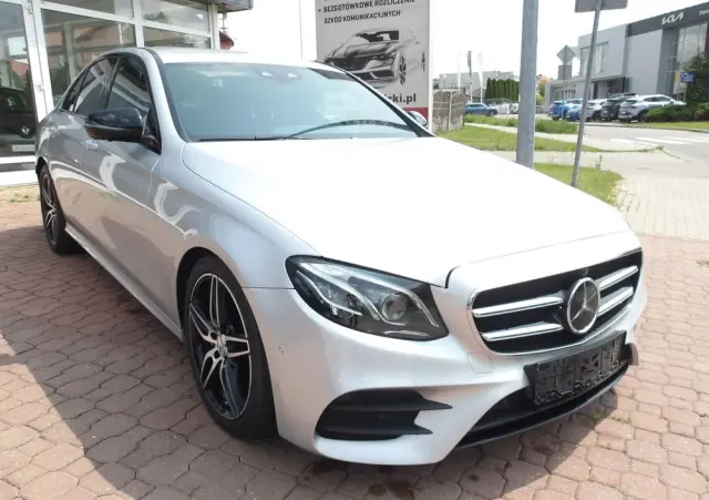 MERCEDES-BENZ Klasa E 220 d 9G-TRONIC AMG Line