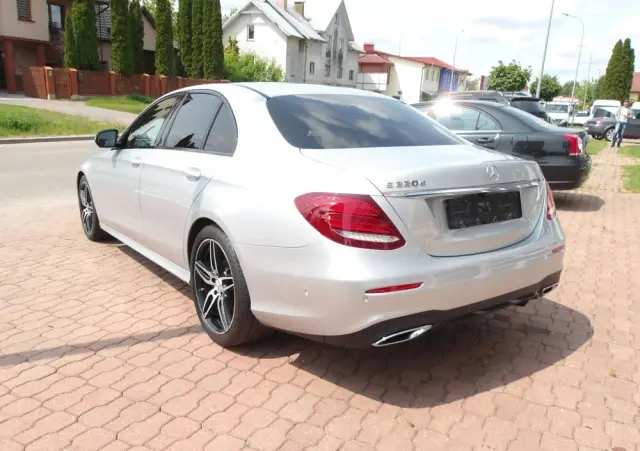 MERCEDES-BENZ Klasa E 220 d 9G-TRONIC AMG Line