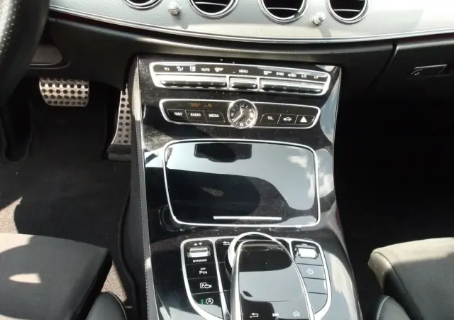 MERCEDES-BENZ Klasa E 220 d 9G-TRONIC AMG Line