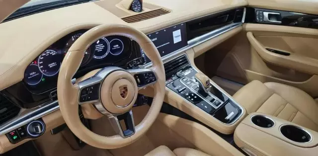 PORSCHE Panamera 