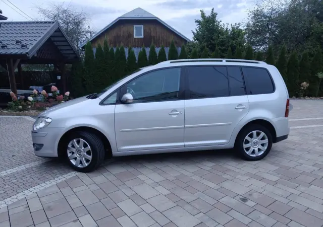VOLKSWAGEN Touran 
