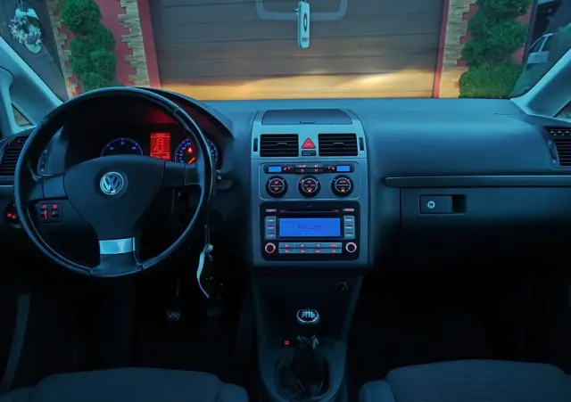 VOLKSWAGEN Touran 