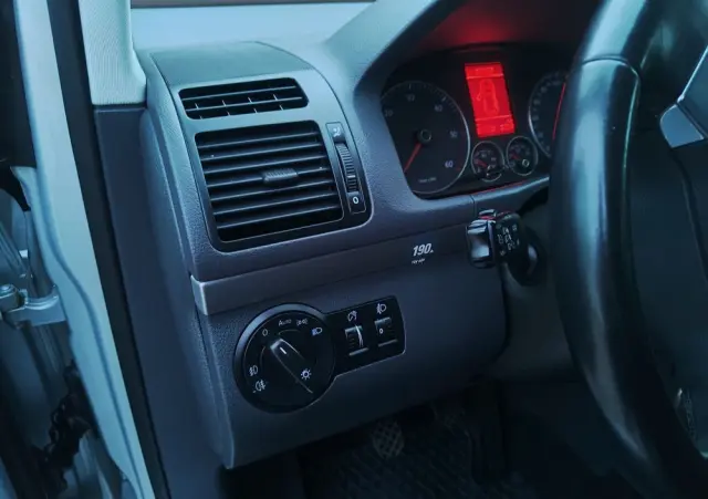 VOLKSWAGEN Touran 