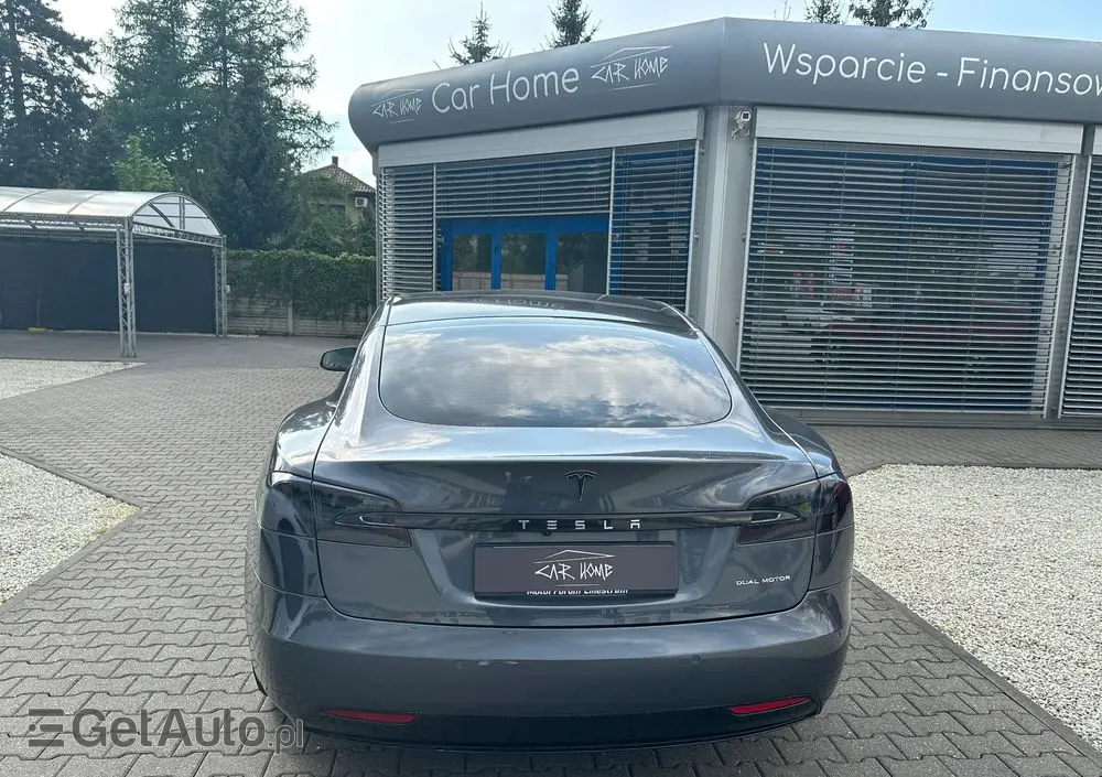 TESLA Model S 