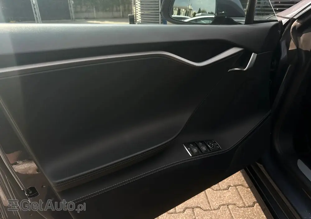 TESLA Model S 