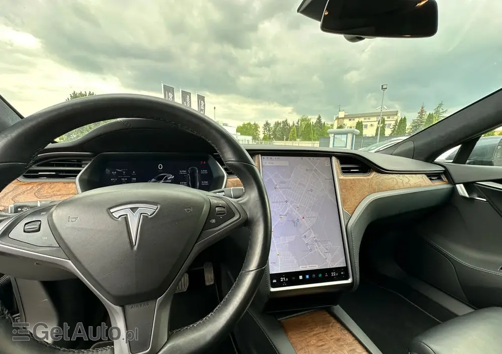 TESLA Model S 