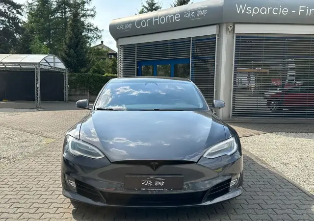 TESLA Model S 