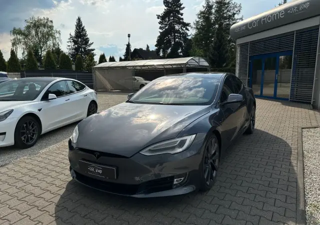 TESLA Model S 