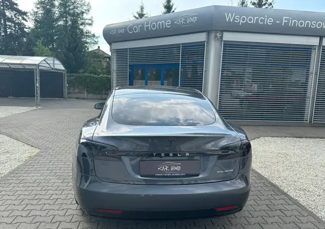 TESLA Model S 