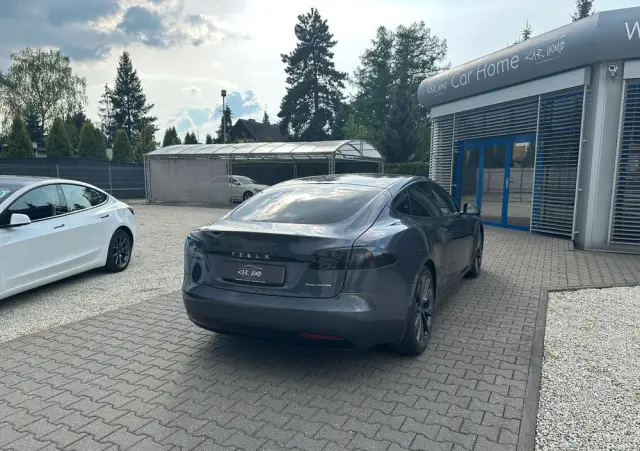 TESLA Model S 