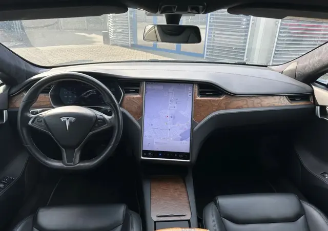 TESLA Model S 
