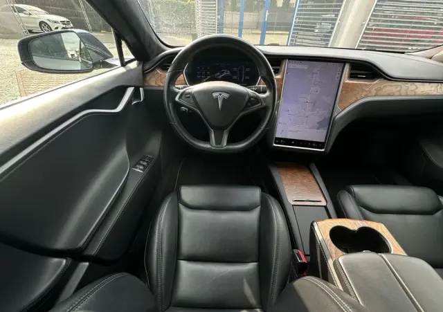 TESLA Model S 