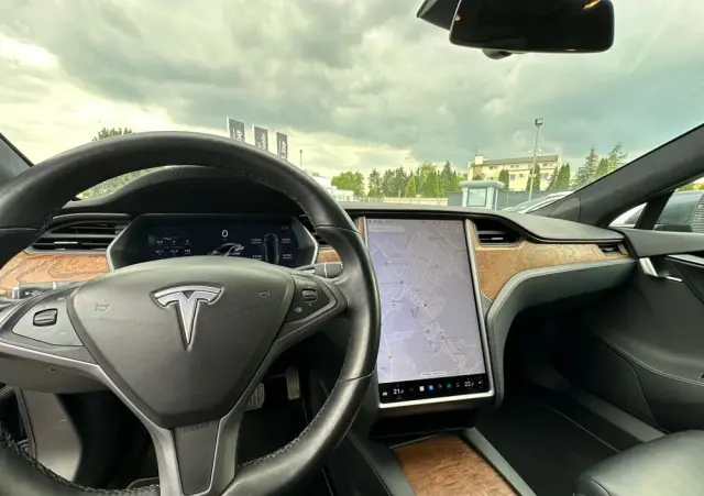 TESLA Model S 