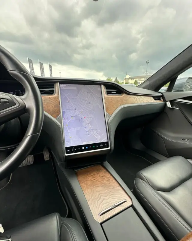TESLA Model S 