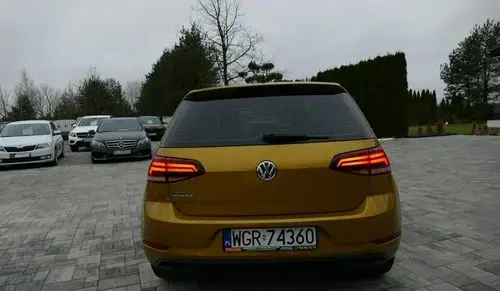 VOLKSWAGEN Golf 