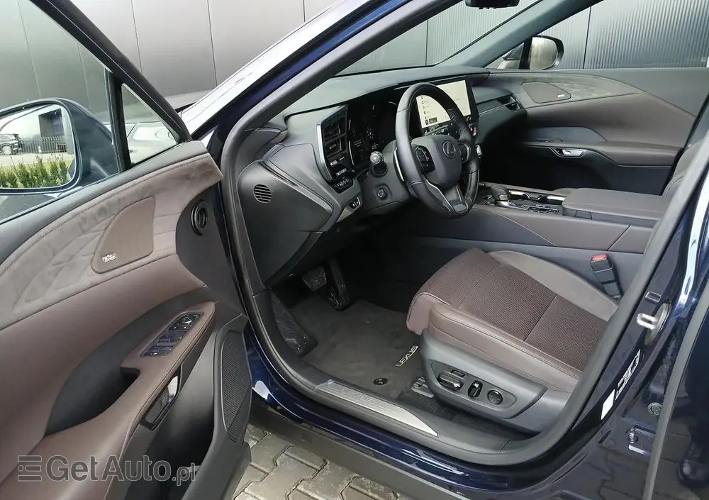 LEXUS RX 450h+ Omotenashi