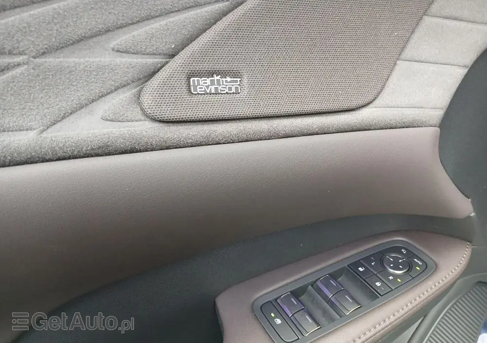 LEXUS RX 450h+ Omotenashi