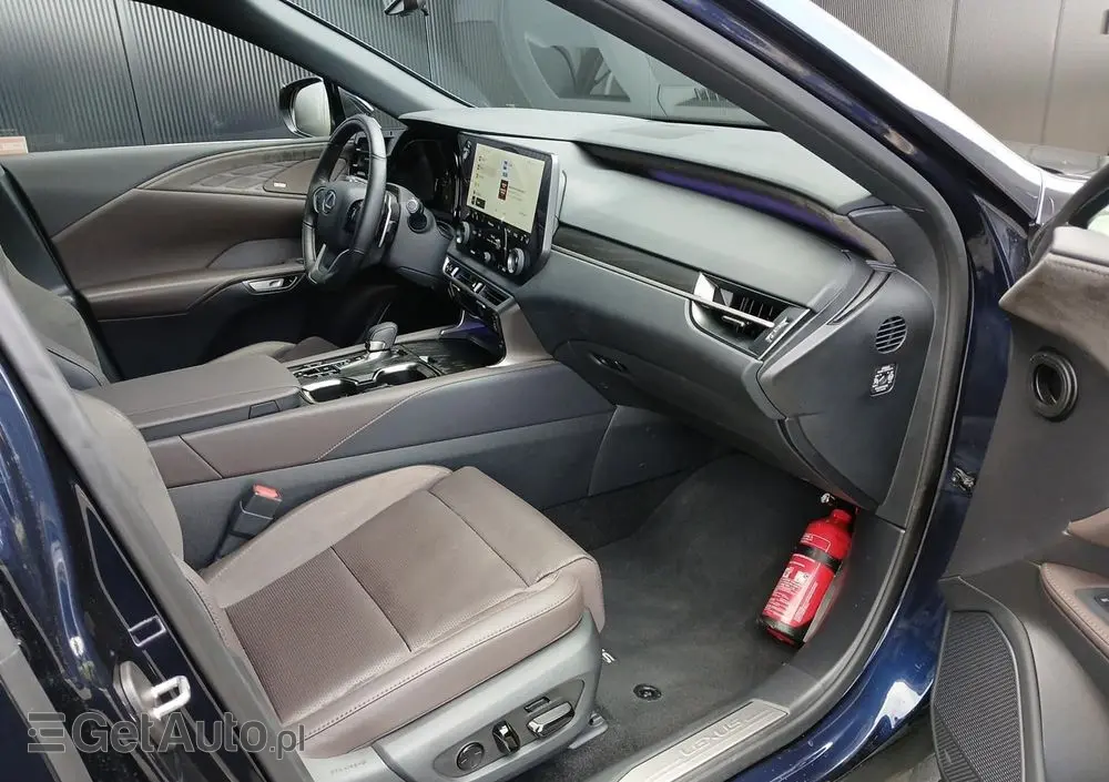 LEXUS RX 450h+ Omotenashi