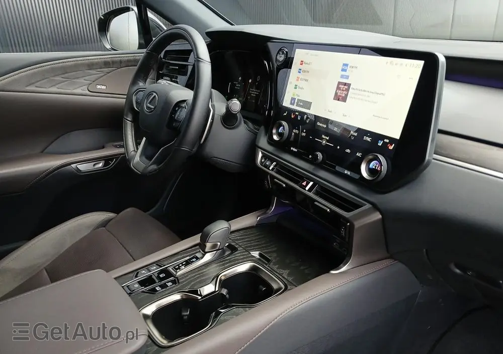 LEXUS RX 450h+ Omotenashi