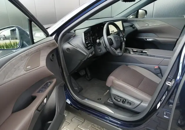 LEXUS RX 450h+ Omotenashi