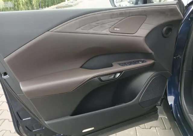 LEXUS RX 450h+ Omotenashi