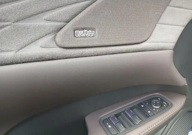 LEXUS RX 450h+ Omotenashi