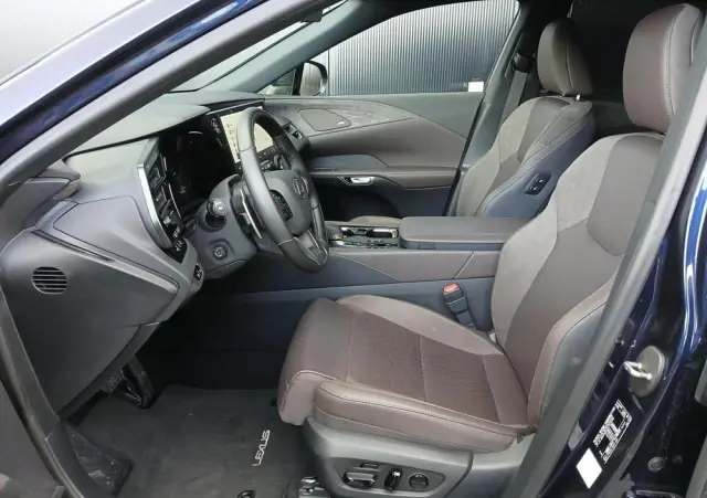 LEXUS RX 450h+ Omotenashi