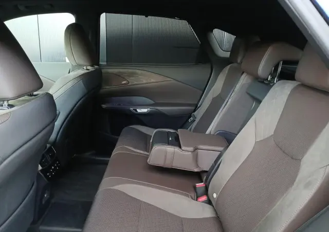 LEXUS RX 450h+ Omotenashi