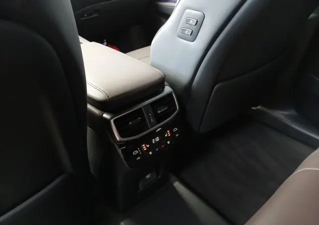 LEXUS RX 450h+ Omotenashi