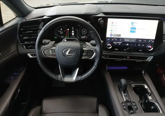 LEXUS RX 450h+ Omotenashi