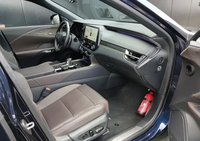 LEXUS RX 450h+ Omotenashi