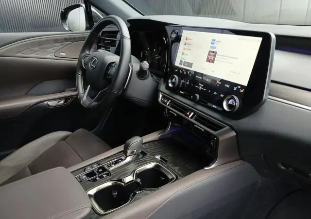 LEXUS RX 450h+ Omotenashi