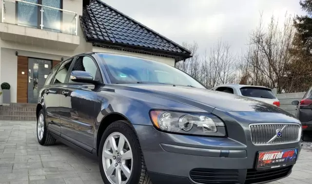 VOLVO V50 