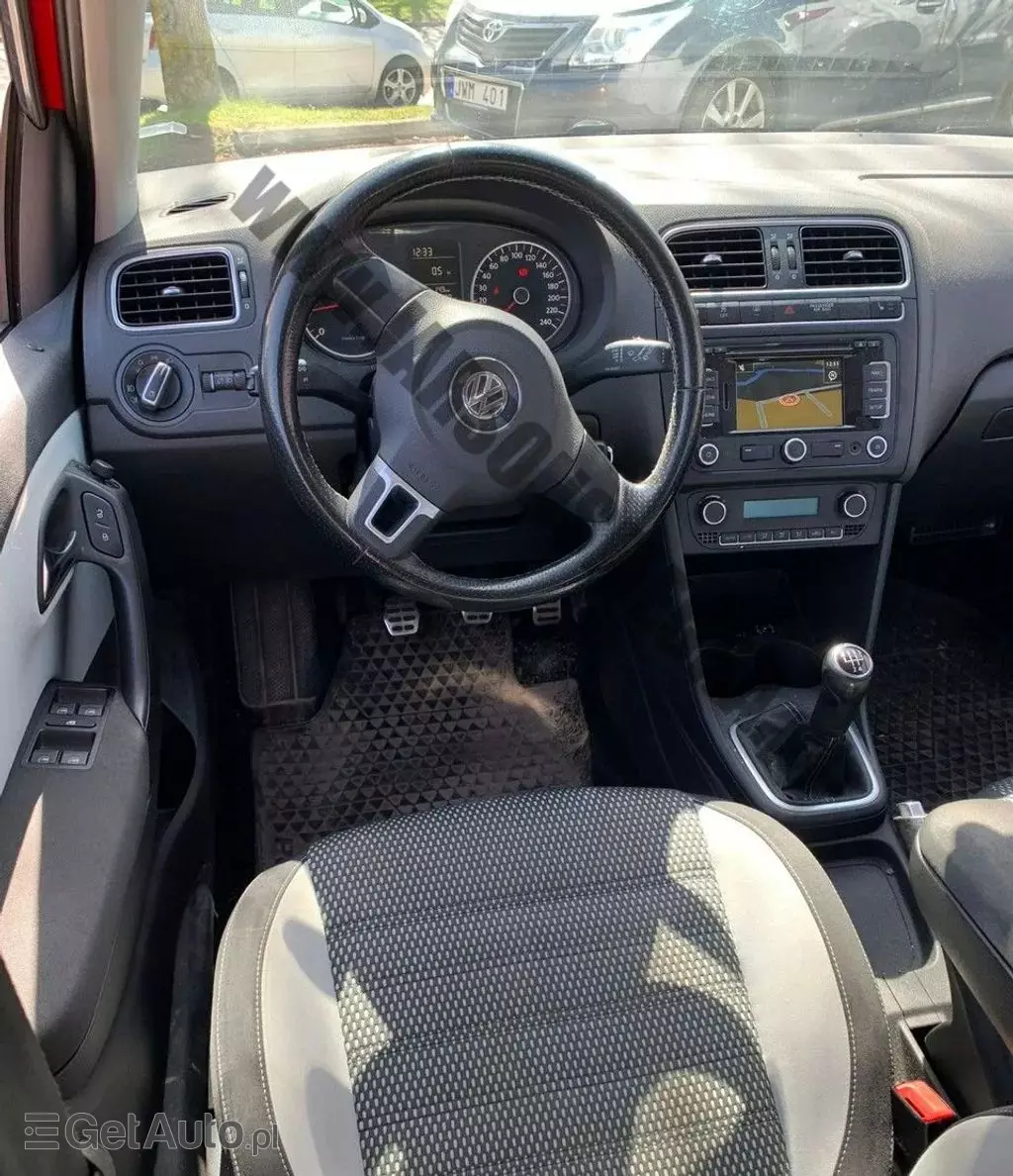 VOLKSWAGEN Polo 