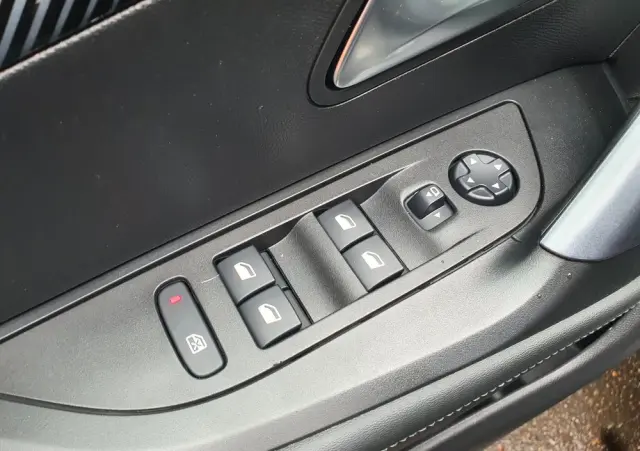 PEUGEOT 2008 PureTech 130 EAT8 Allure