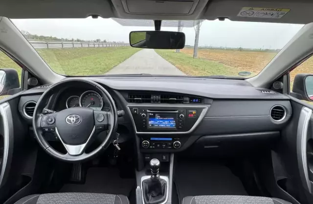 TOYOTA Auris 