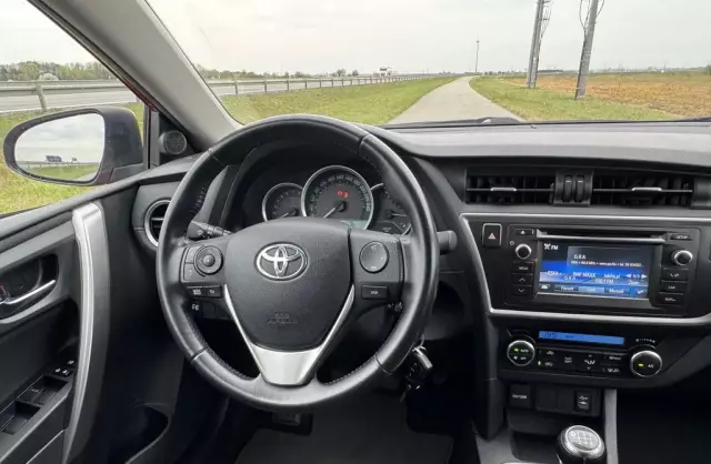 TOYOTA Auris 