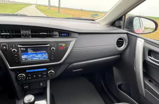 TOYOTA Auris 