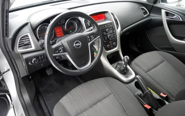 OPEL Astra 1.6 Easytronic Cosmo