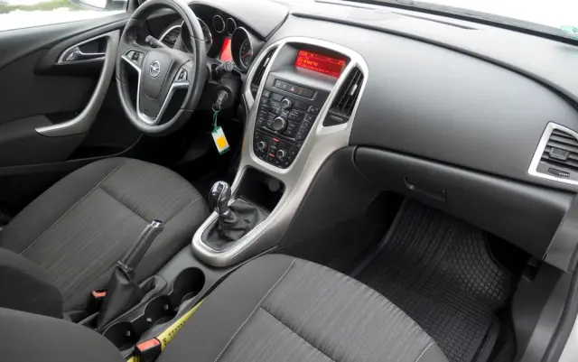 OPEL Astra 1.6 Easytronic Cosmo