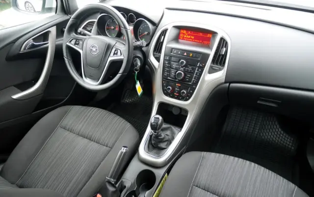 OPEL Astra 1.6 Easytronic Cosmo