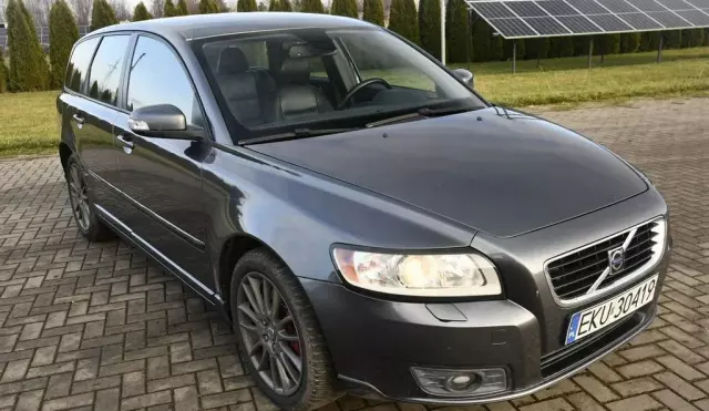 VOLVO V50 