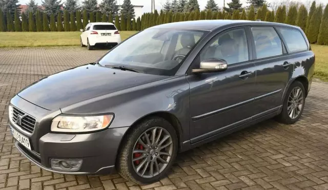 VOLVO V50 